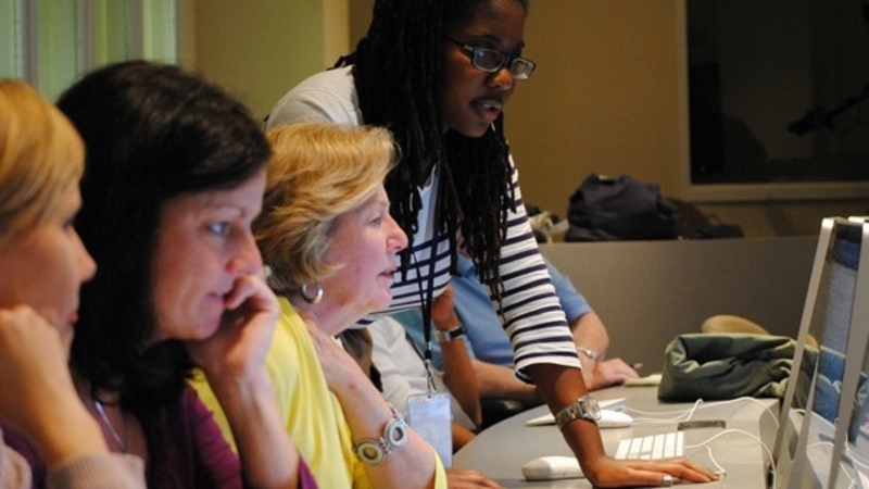 women looking at computer screens
